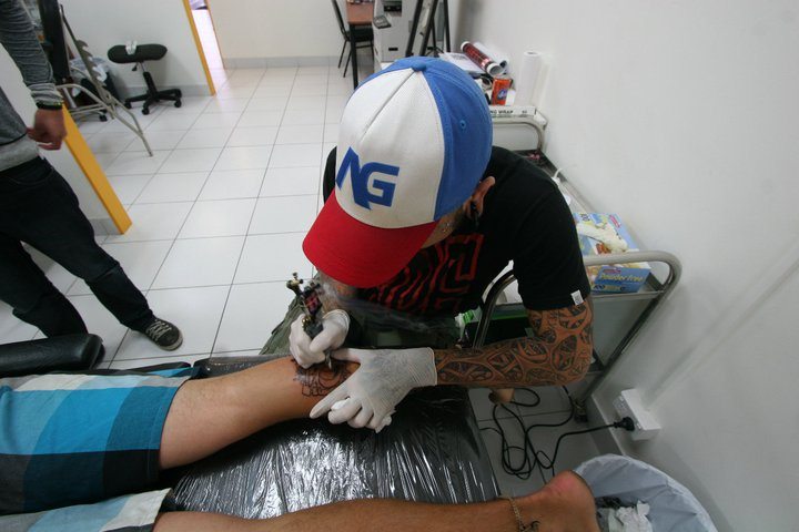 Chris RTW Backpakcers getting a tat!