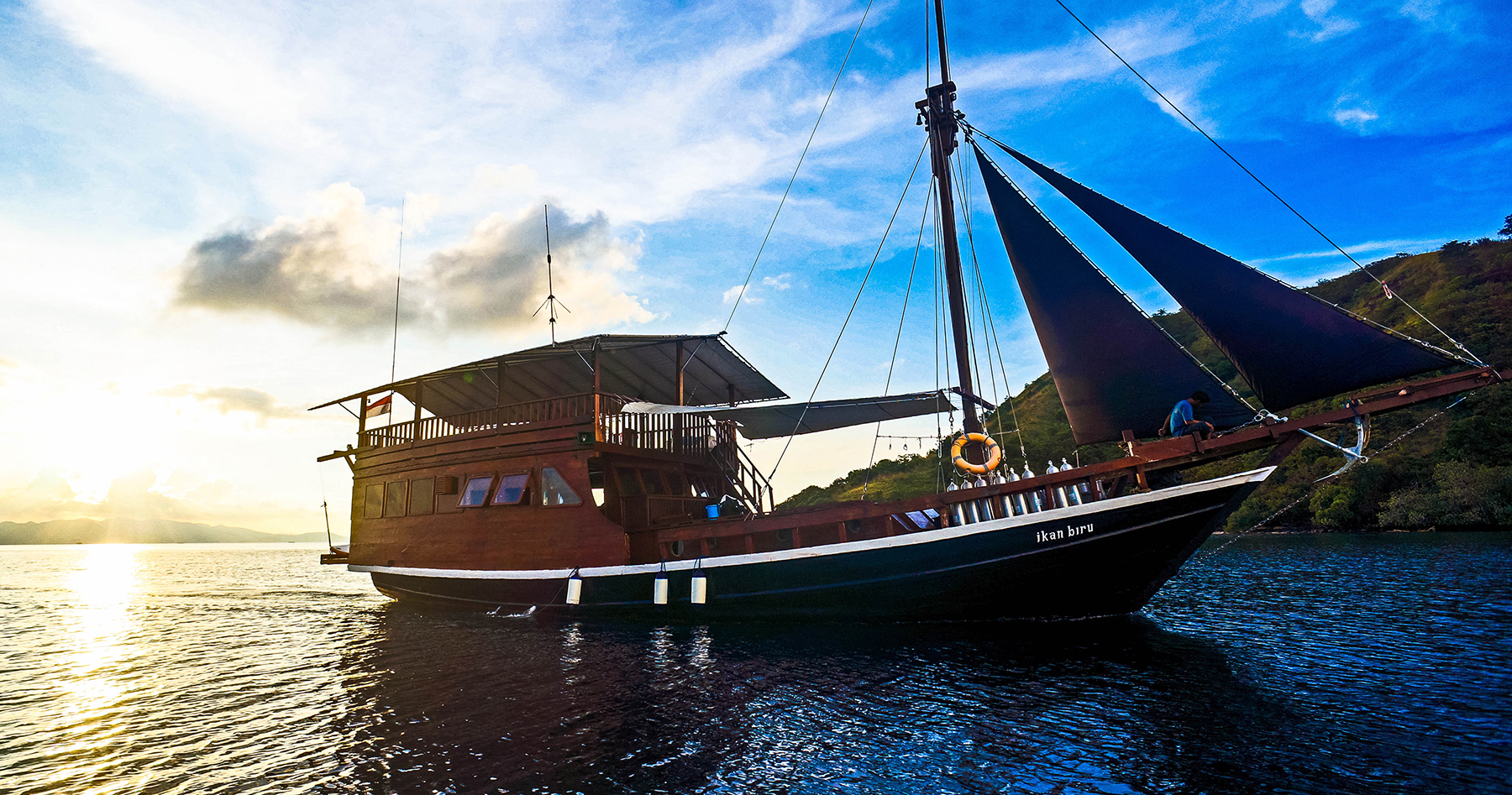 scuba dive liveaboard komodo national park labuan bajo indonesia blue marlin dive ikan biru